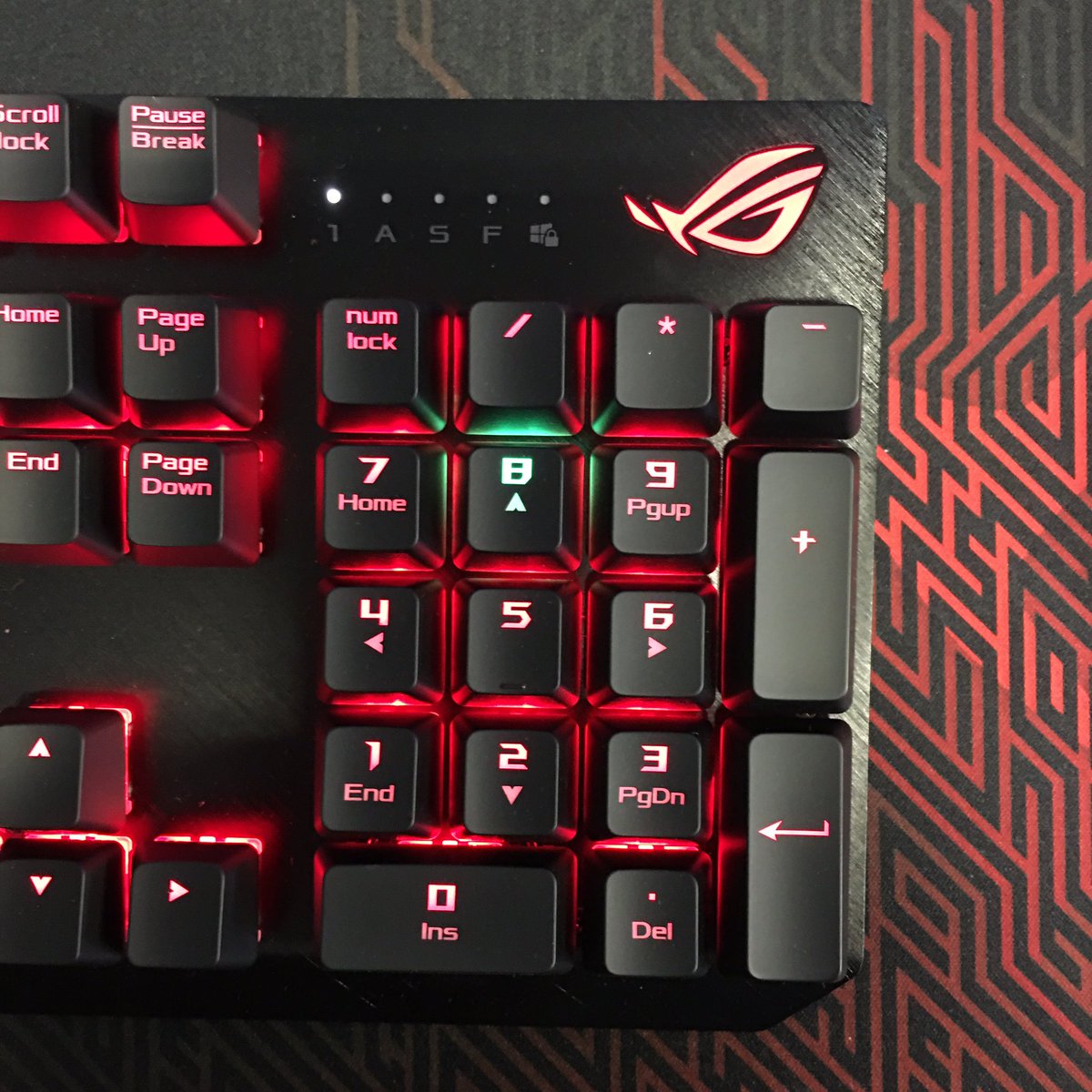 TheFourTechGuys's tweet photo. Recently had the chance to get my hands on some @ASUS_ROGUK gear, including this beautiful ROG Astrid Scope keyboard. 

The switches feel great and I really like the smaller more compact size compared to other mechanical keyboards I’ve used in the past. https://t.co/ldbteyVuQm