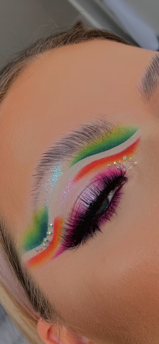 josieburningham's tweet photo. Recent make up vibes go check out my insta: josieburninghammua 🌈🤍 https://t.co/6jCove1wWx