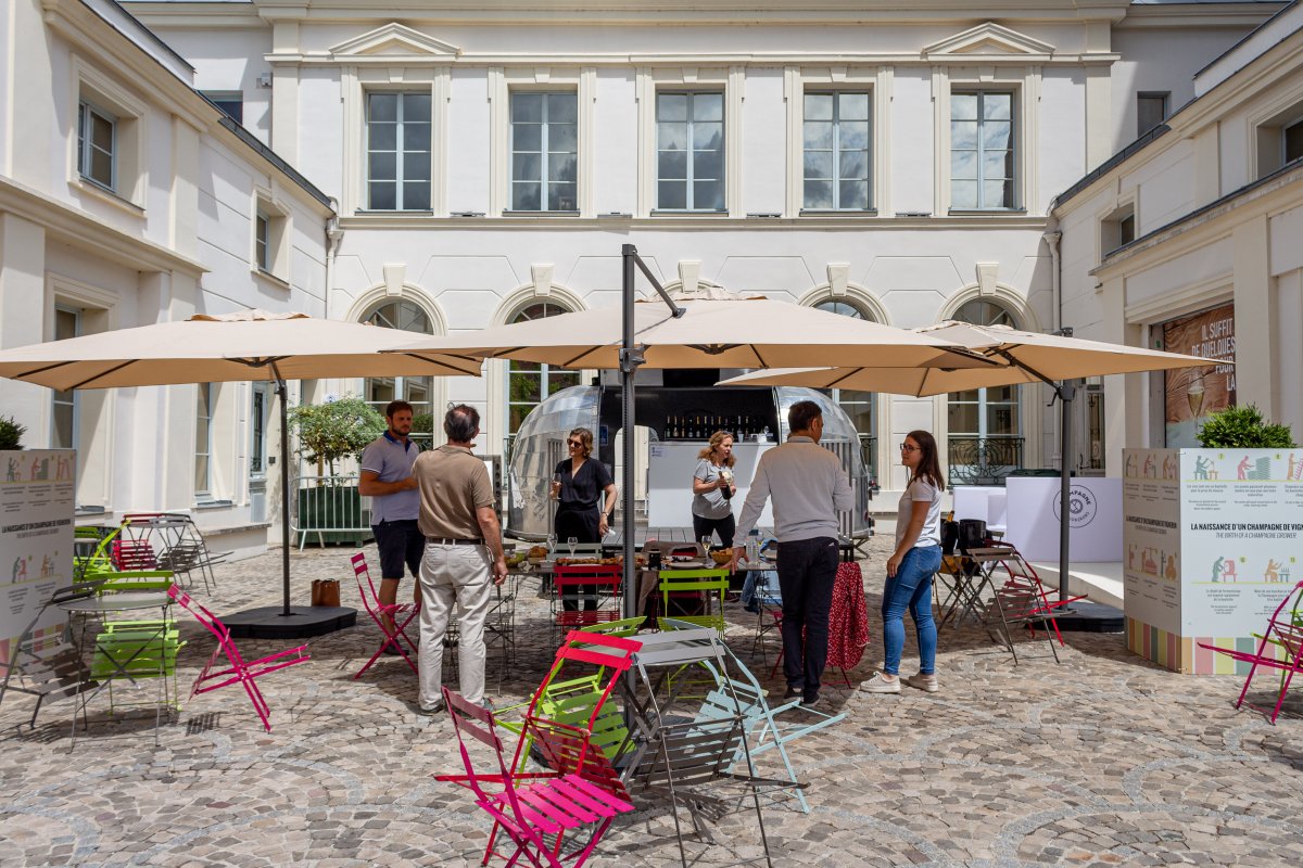 MelleBonPlan's tweet photo. Escapade à #Épernay pour découvrir l’Été des Vignerons un bar éphémère Champagne de Vignerons qui prend ses quartiers au coeur de l'avenue de #Champagne pour sa 5e édition !
Jusqu'au 30 août, 24 vignerons se succéderont pour présenter leurs cuvées 🥂

📷 @NicolasDiolez https://t.co/DVzLPZY0jQ