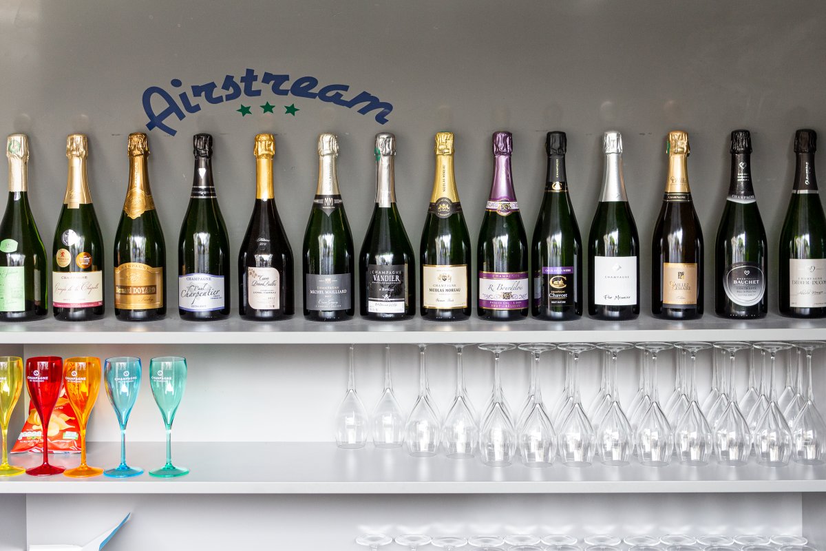 MelleBonPlan's tweet photo. Escapade à #Épernay pour découvrir l’Été des Vignerons un bar éphémère Champagne de Vignerons qui prend ses quartiers au coeur de l'avenue de #Champagne pour sa 5e édition !
Jusqu'au 30 août, 24 vignerons se succéderont pour présenter leurs cuvées 🥂

📷 @NicolasDiolez https://t.co/DVzLPZY0jQ