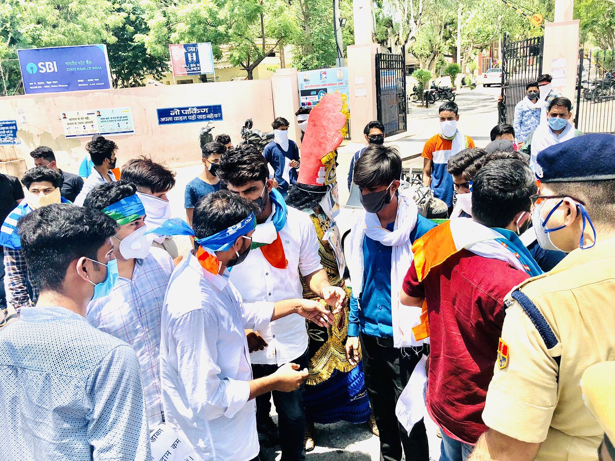 The_jaber_khan's tweet photo. विद्यार्थियों को कब तक गुमराह किया जाएगा
हम हमारा हक़ माँगते हैं साफ़ नहीं किसी से भीख माँगते 
स्पष्ट guidelines दी जाए @Fairoz_JK @gauravtushir09 @nsui @withabhinsui @Ramniwaskukna @ashokgehlot51 @BSBhatiInc @ https://t.co/nKlHv3untF