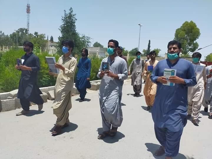 MahrangBaloch_'s tweet photo. کتاب دوستی اگر جرم ہے 
تو ہم شعوری مجرم ہے
ہر صدی میں اس جرم کو 
ہم کر گزرے گے 
مگر یہ دوستی قائم رہے گی
(خضدار بلوچ طلباء کتاب ہاتھ میں تھامے ہوئے احتجاج کر رہے ہے) https://t.co/ud3t7qWDVe