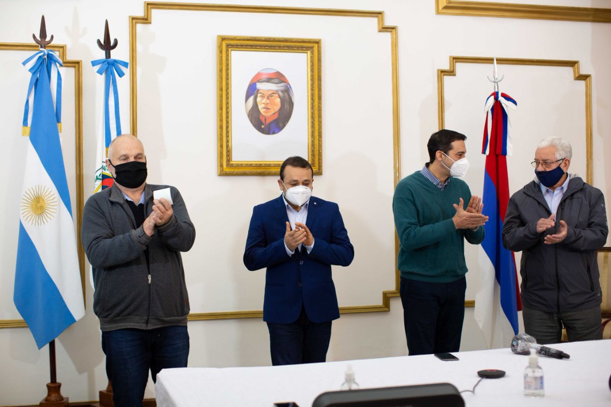 El gobernador <a href="/herrerayflia/">Oscar Herrera Ahuad</a> encabezó la entrega de un subsidio a la Federación Misionera de Bomberos Voluntarios que será destinado a la compra de elementos de seguridad para la lucha contra incendios. En la provincia son 37 las asociaciones que recibirán esta ayuda.