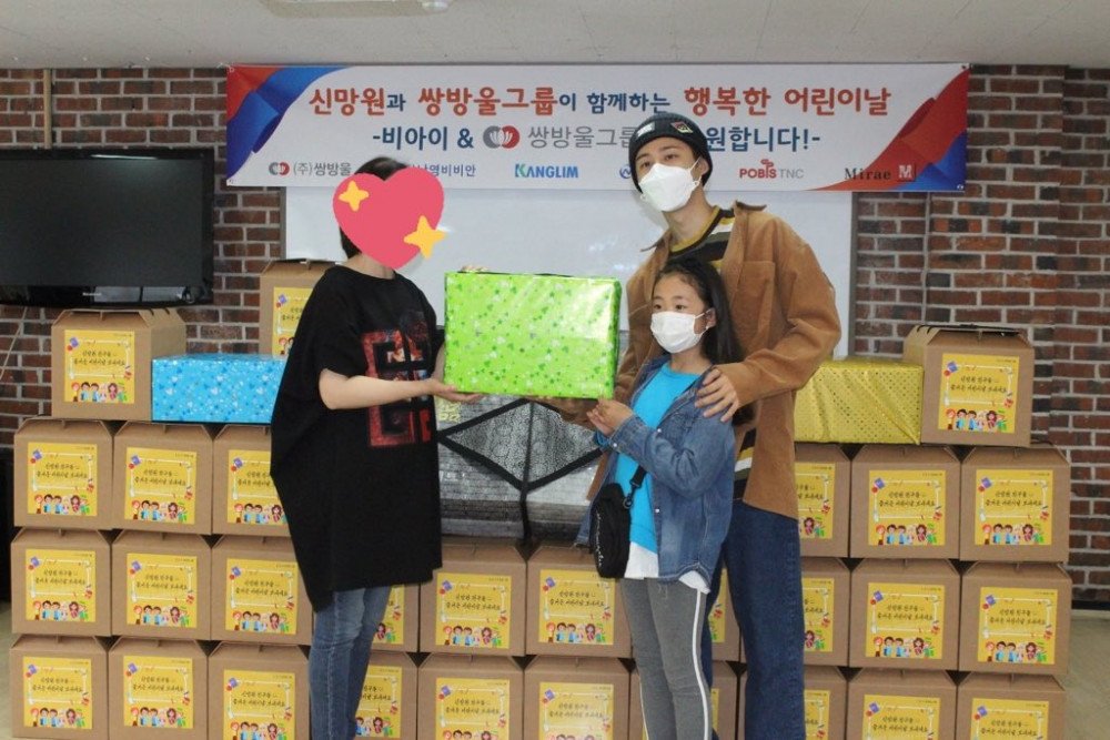 allkpop's tweet photo. [UCC] Hanbin spotted for the first time in public and gains respect from Knets for the umbrella incident and his constant good work since leaving the group https://t.co/mc3HXh5x58 https://t.co/J6HtJuEV9c