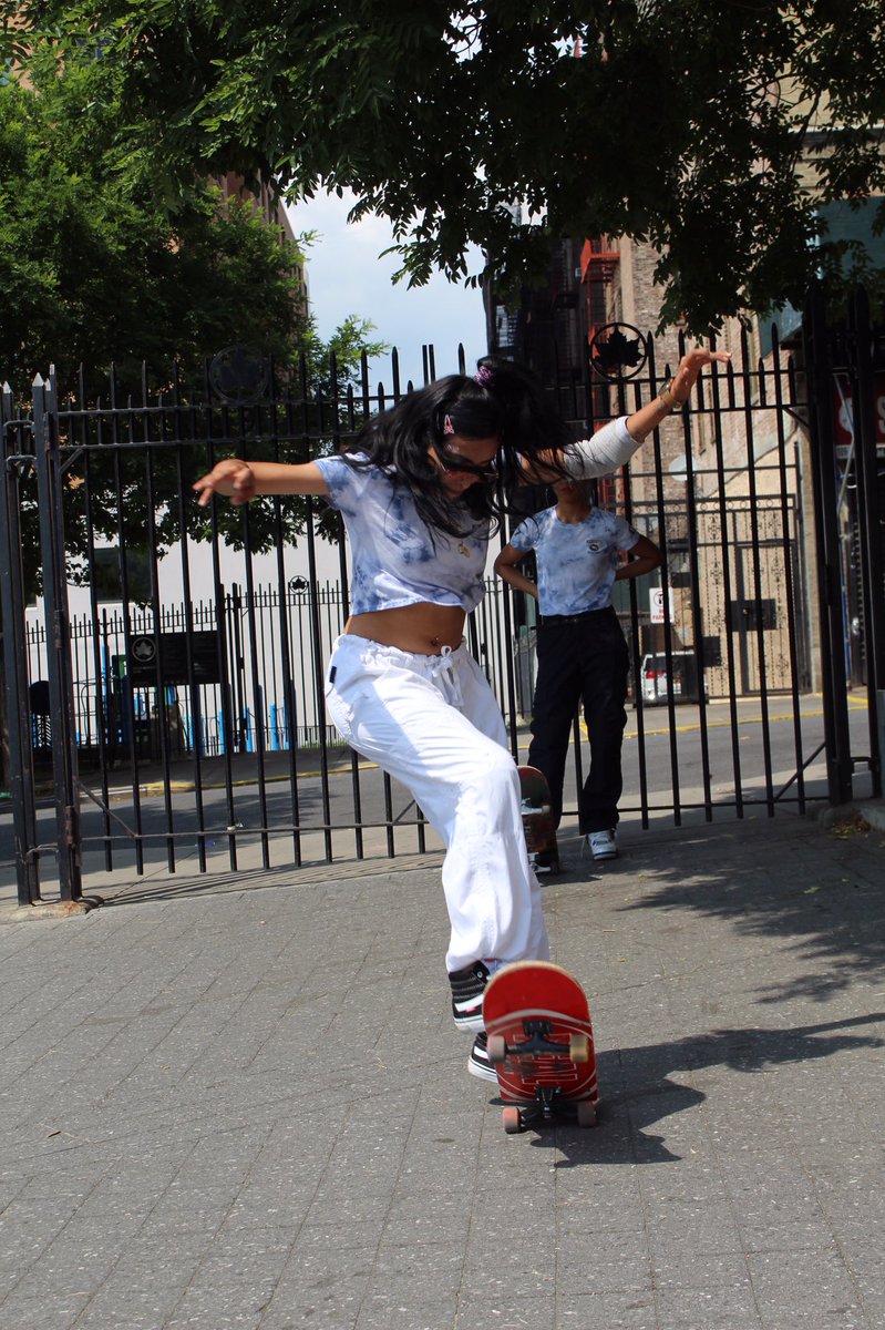 Hoodantics1's tweet photo. @h0lymel shredding in the hood crop top https://t.co/Umt4ZPXBfK