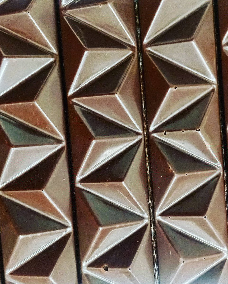 rsfinechocolate's tweet photo. Dark Chocolate Mini Pyramint Bars - thin 55% chocolate filled with cool mint fondant 🌴 #pyramint https://t.co/cq18wBkciN
