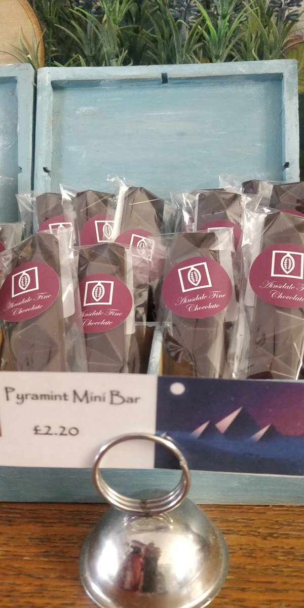 rsfinechocolate's tweet photo. Dark Chocolate Mini Pyramint Bars - thin 55% chocolate filled with cool mint fondant 🌴 #pyramint https://t.co/cq18wBkciN