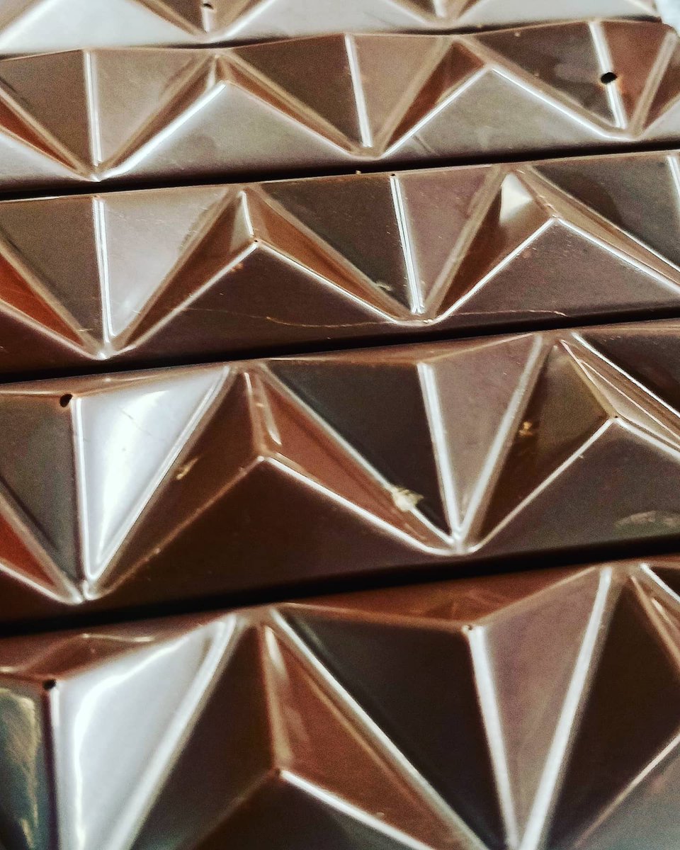rsfinechocolate's tweet photo. Dark Chocolate Mini Pyramint Bars - thin 55% chocolate filled with cool mint fondant 🌴 #pyramint https://t.co/cq18wBkciN
