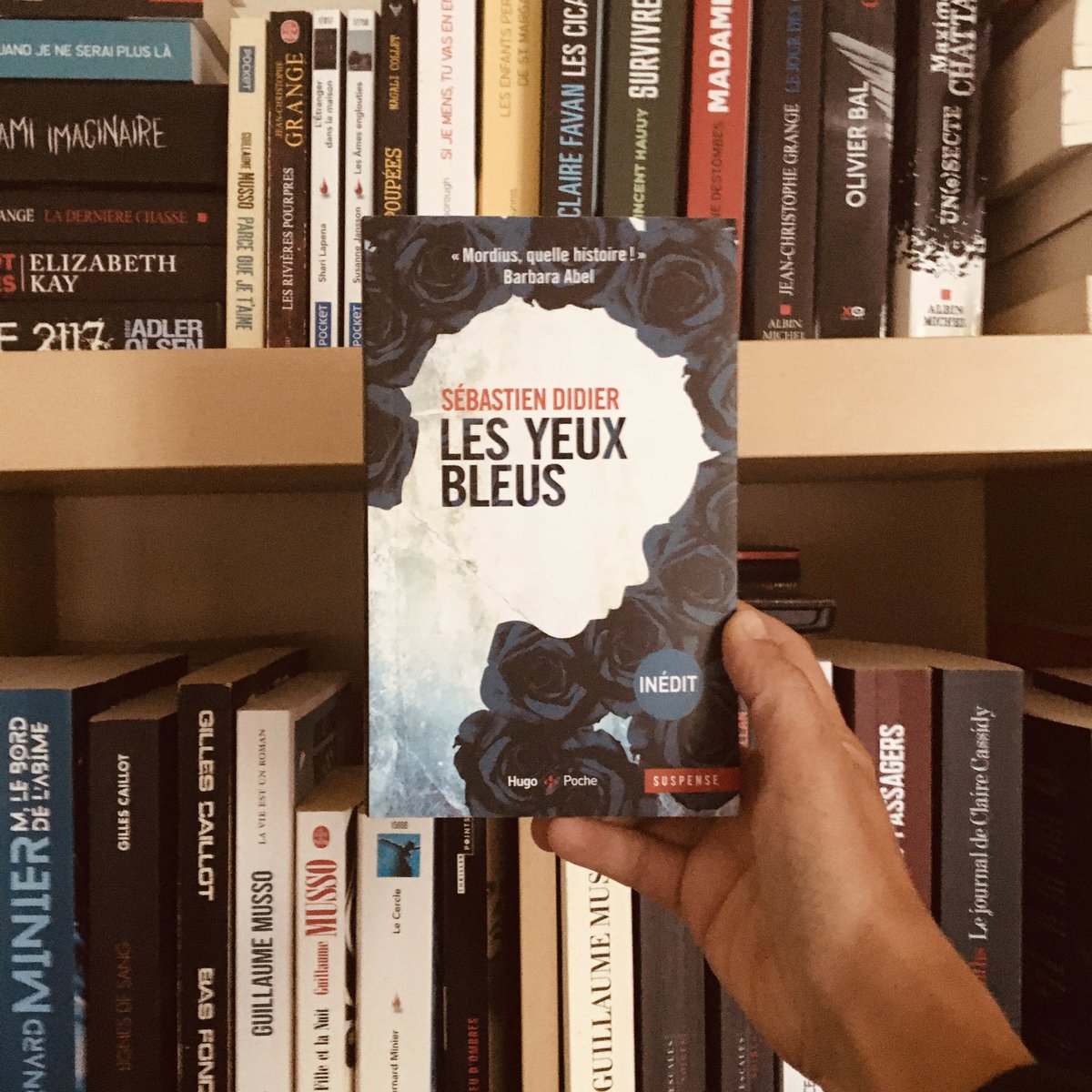 booksattitude's tweet photo. Après l’excellent moment passé avec ma précédente lecture, j’entame Les yeux bleus, 2eme📓 de @DidierSebastien fraîchement paru chez @HugoThriller. L’occasion pour moi de découvrir la plume de l’auteur, son 1er 📓 étant pourtant dans ma pal depuis lgtps 😬 #dépassée, j’assume 🙈 https://t.co/A35xLYBGlq
