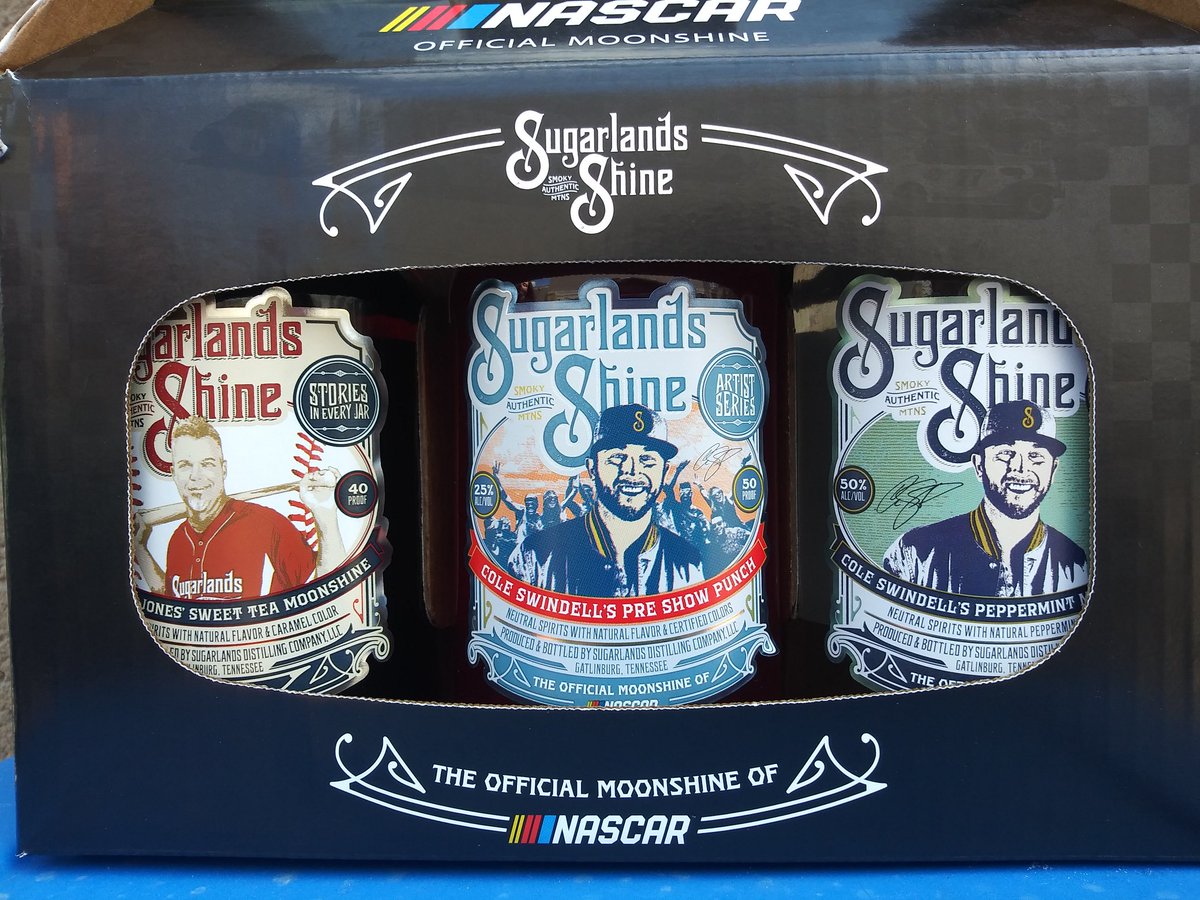 Shelli_Hartness's tweet photo. When you only have one mission on girls trip to Gatlinburg with your sister @StudCommander and that's to visit @SugarlandsShine to get that @RealCJ10 and @coleswindell shine #MissionAccomplished #DatDippaDonesGoodGood https://t.co/E2j32eYo7H