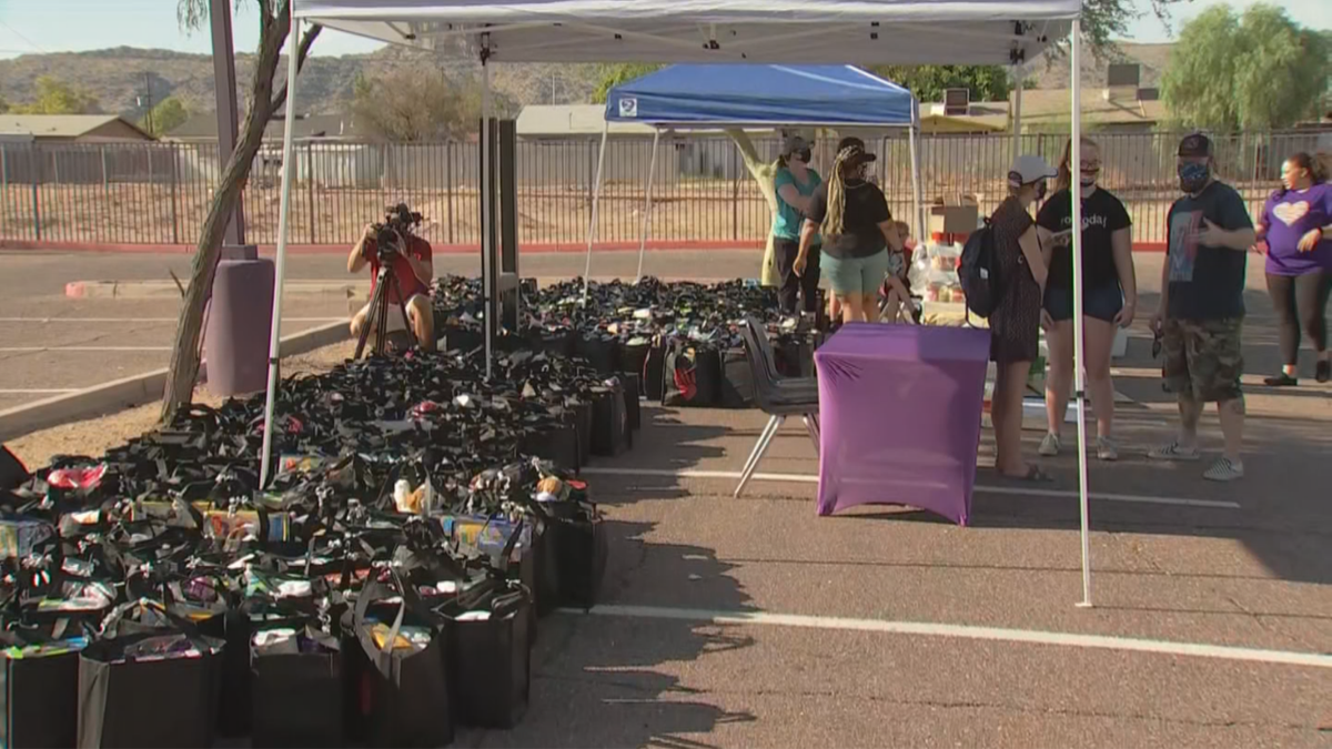 azfamily's tweet photo. NEW: @AZCardinals @CoreyPeters91 and @UHC worked together to provide school with care packages
https://t.co/VqngcXYWW5 https://t.co/dIPh3jE8yZ