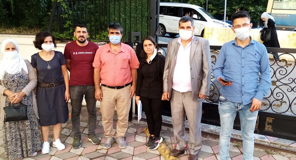 Dokuailesi's tweet photo. GÜLİSTAN'IN Ailesi bütün bürokratlarla görüşmek üzere Ankara'da görüşmelere başladı, bu sülale 200 gündür kızlarının akıbeti arıyor ve  bu olayın peşini kızını bulmadan bırakmayacaklardır, herkes cezasını çe ke cek... https://t.co/Mkr8RfK27b