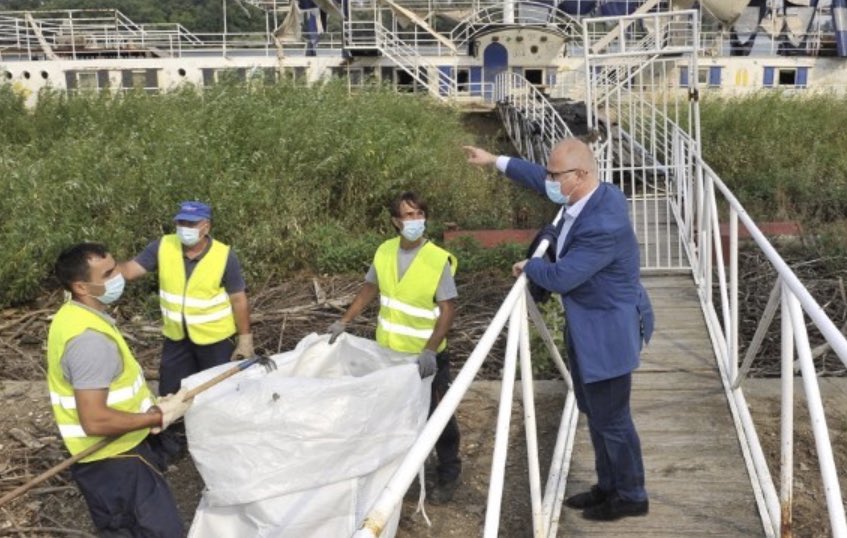 baneraicevic's tweet image. Radnici gradske čistoće čiste priobalje unapredjenim metodama. Ovde vidimo kako nagovaraju djubre da samo uskoči u džak.