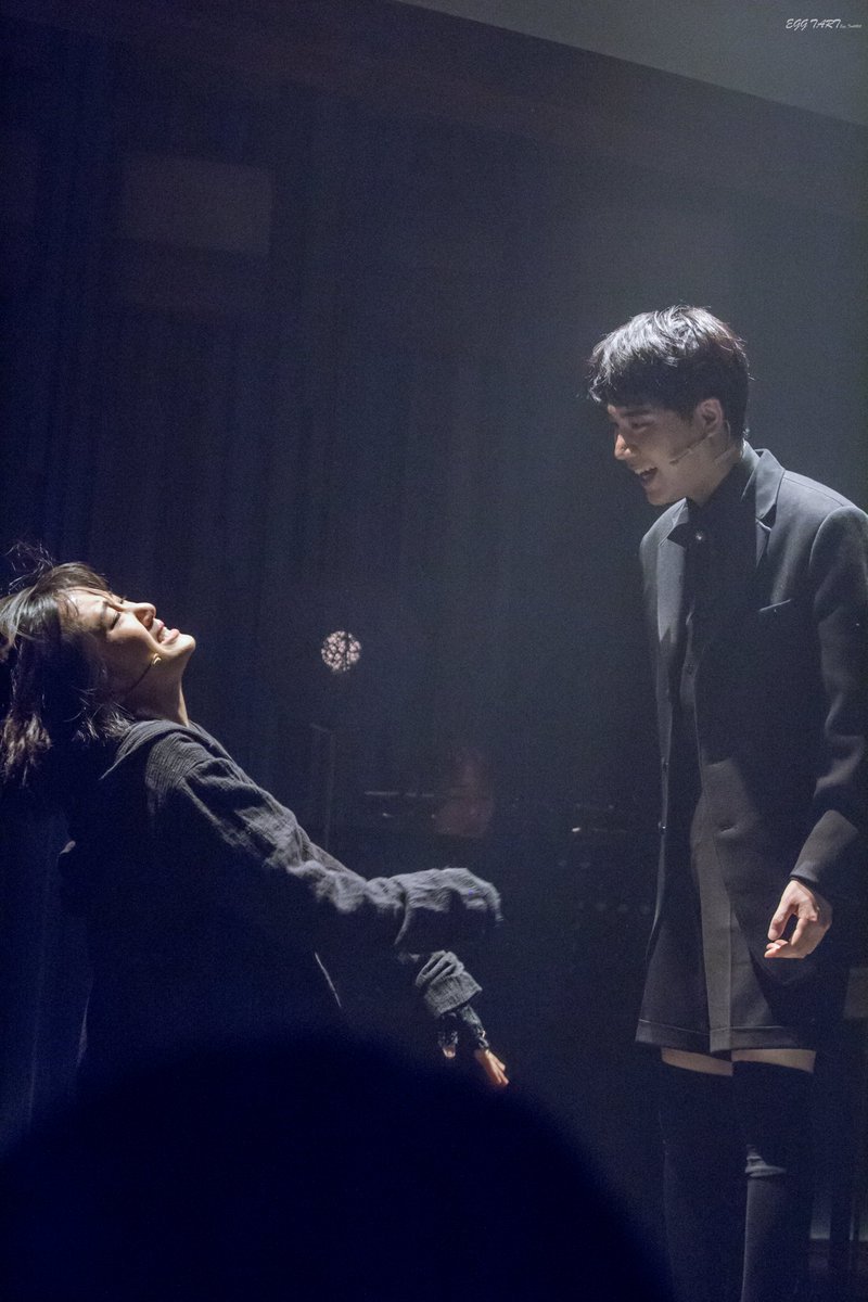 Egg_Tart0203's tweet photo. 200716 뮤지컬 #개와고양이의시간 #댕냥시 
커튼콜 데이

👈빵!!                             (으악)

랩터 :: #유리아
플루토 :: #문태유 https://t.co/PrZIhQ3m1D