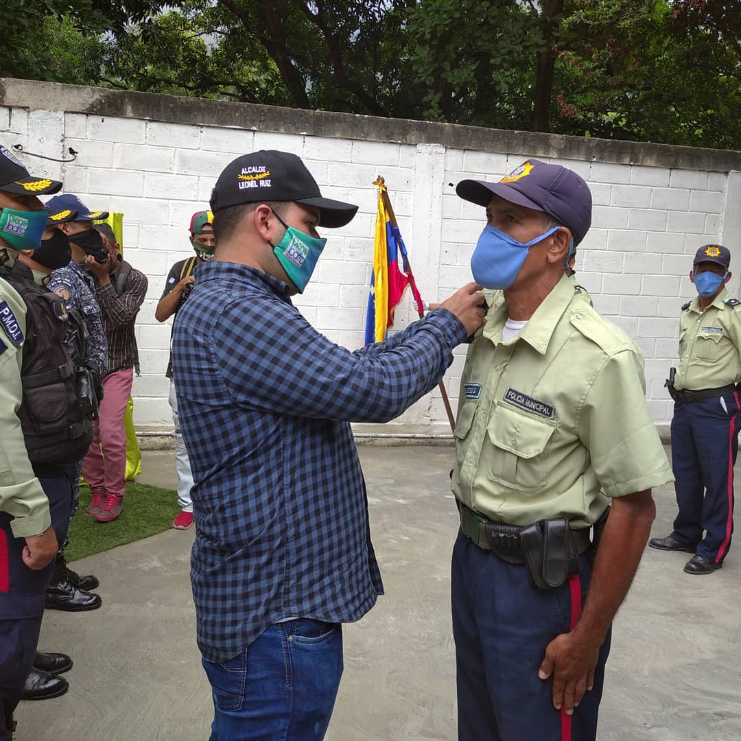 LeonelRuizPsuv's tweet photo. Saludamos y Felicitamos a nuestra policía municipal. Ejemplo de constancia y esfuerzo. Aquí Nadie se Rinde 
#16Julio @NicolasMaduro @rafaellacava10 @NestorLReverol @LeonelRuiz1 https://t.co/5mGHDUE9Fc