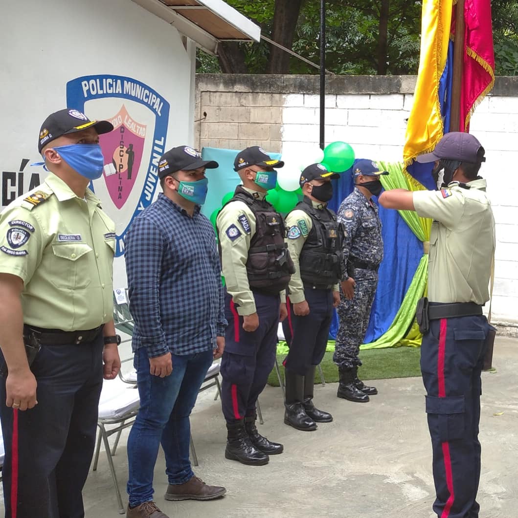 LeonelRuizPsuv's tweet photo. Saludamos y Felicitamos a nuestra policía municipal. Ejemplo de constancia y esfuerzo. Aquí Nadie se Rinde 
#16Julio @NicolasMaduro @rafaellacava10 @NestorLReverol @LeonelRuiz1 https://t.co/5mGHDUE9Fc