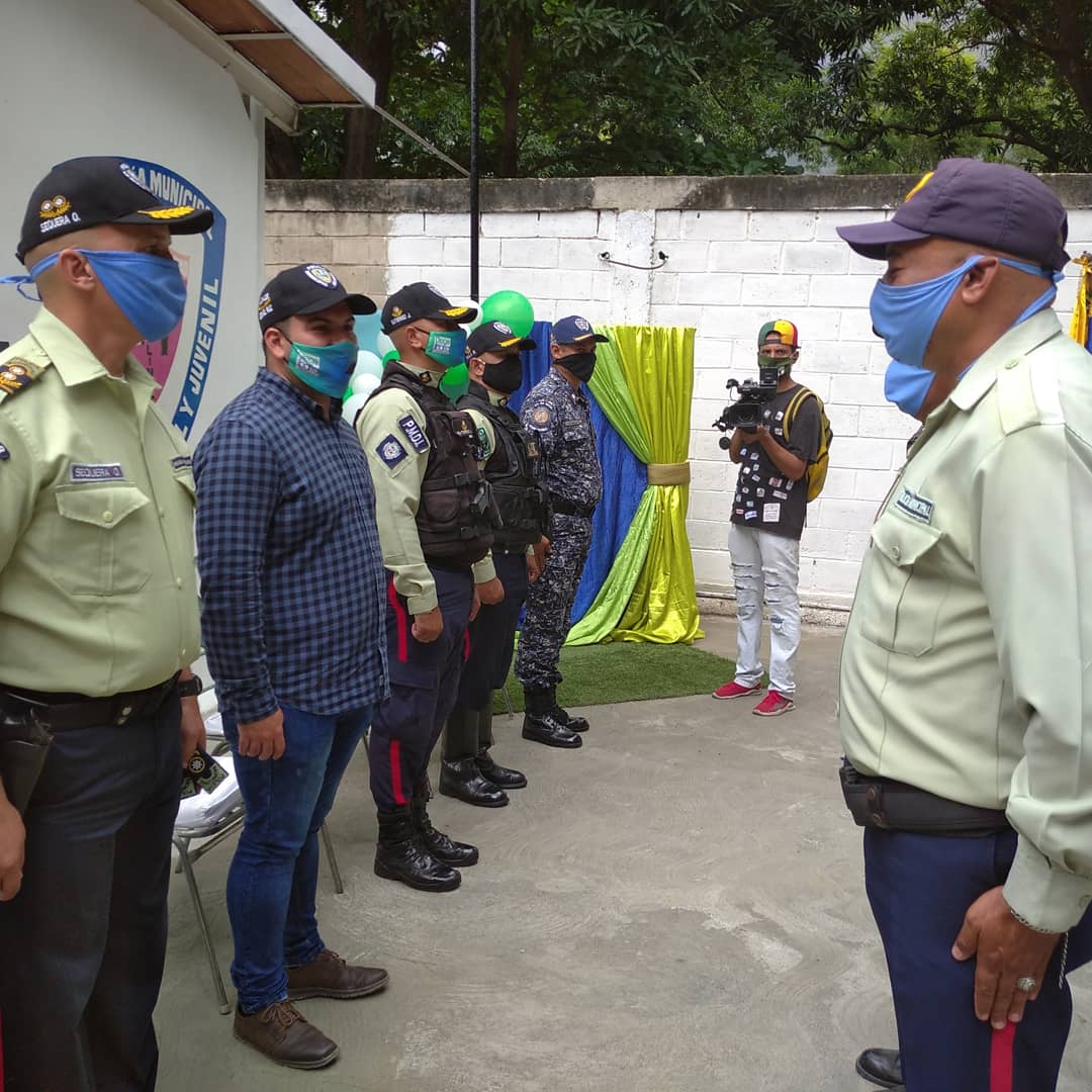 LeonelRuizPsuv's tweet photo. Saludamos y Felicitamos a nuestra policía municipal. Ejemplo de constancia y esfuerzo. Aquí Nadie se Rinde 
#16Julio @NicolasMaduro @rafaellacava10 @NestorLReverol @LeonelRuiz1 https://t.co/5mGHDUE9Fc