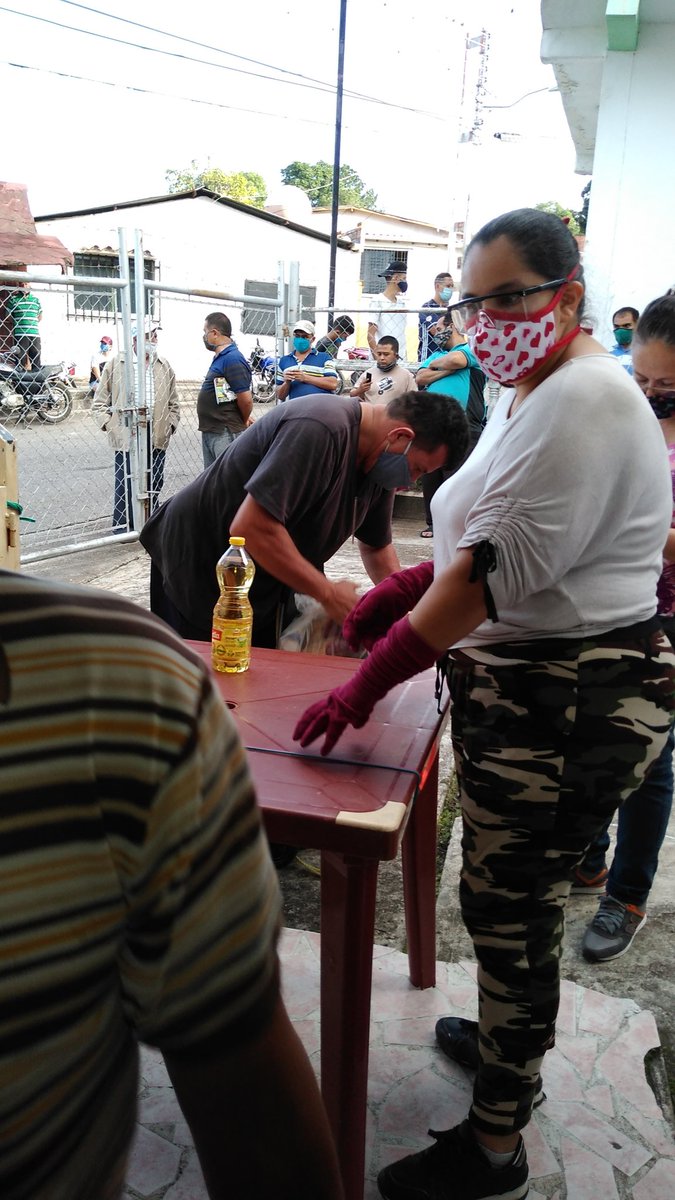 ClapLlanito's tweet photo. Gracias a las políticas sociales de nuestro gobierno el dia 14-07-2020 fueron beneficiadas 453 familias pertenecientes a nuestro CLAP Llanito Libertador Sector Escuela. Gracias @FreddyBernal @LuisCastro10D por el trabajo realizado y a todos los líderes de cuadra @PSUVcapacho https://t.co/XNateUVAwx