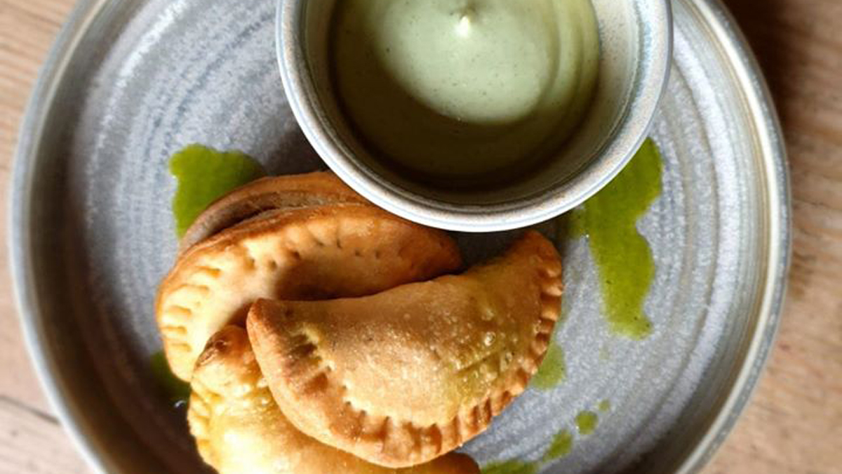 Turn your #ThursdayThoughts to <a href="/tarquinsgin/">TARQUIN'S GIN</a> &amp; <a href="/FeverTreeMixers/">Fever-Tree Mixers</a> The perfect #drink to enjoy on the deck <a href="/STAGNESHOTEL/">St Agnes Hotel</a>. Take a look at our new #Summer #menu bit.ly/30g7Fj0 and stay for dinner too. Book a table on 01872 552307.