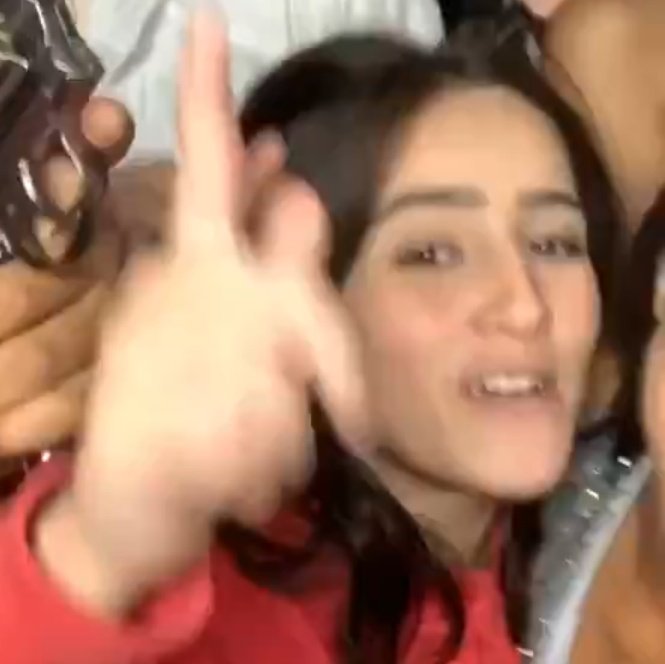 Art_draccon's tweet photo. Lise indo com Arthur pro baile no Rio/ Lise vendo armas em vez de monstros. https://t.co/o53nXpox1A