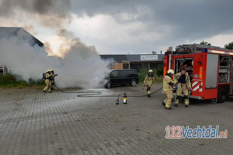 Bestelbus in brand op parkeerplaats in #Beerzerveld. 112Vechtdal.