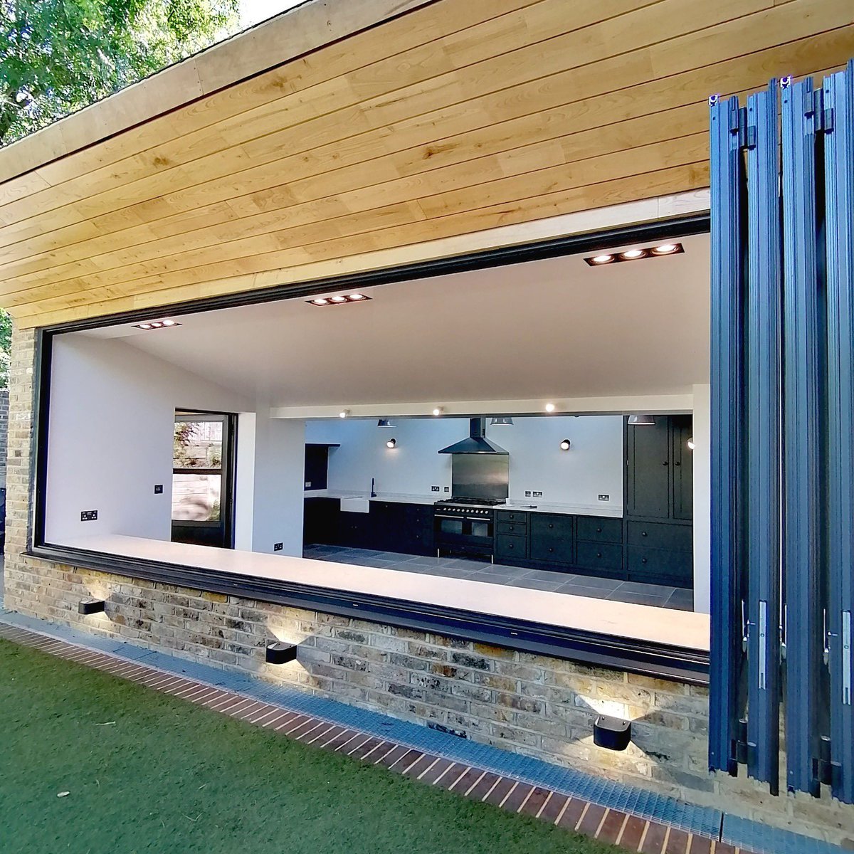 ODCTrading's tweet photo. Using bifolds as windows rather than doors frees up space for other functions, such as this lovely long breakfast bar in a kitchen extension in Clapham. A great spot for working from home π
#renovation #kitchenproject #architect #londonarchitect #bifolds #ukarchitect #wfh2020 https://t.co/PYCsi53ncc