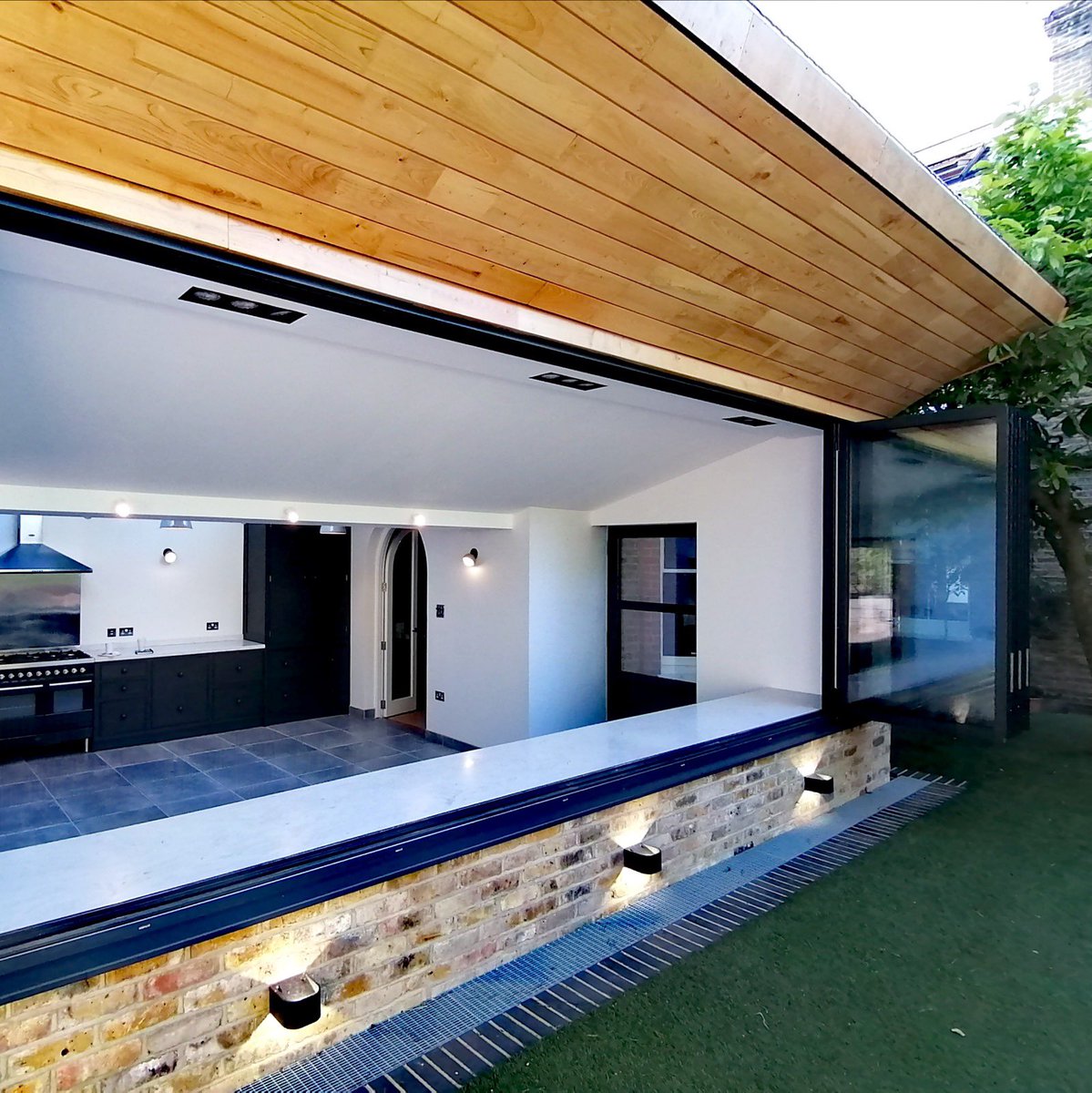 ODCTrading's tweet photo. Using bifolds as windows rather than doors frees up space for other functions, such as this lovely long breakfast bar in a kitchen extension in Clapham. A great spot for working from home π
#renovation #kitchenproject #architect #londonarchitect #bifolds #ukarchitect #wfh2020 https://t.co/PYCsi53ncc