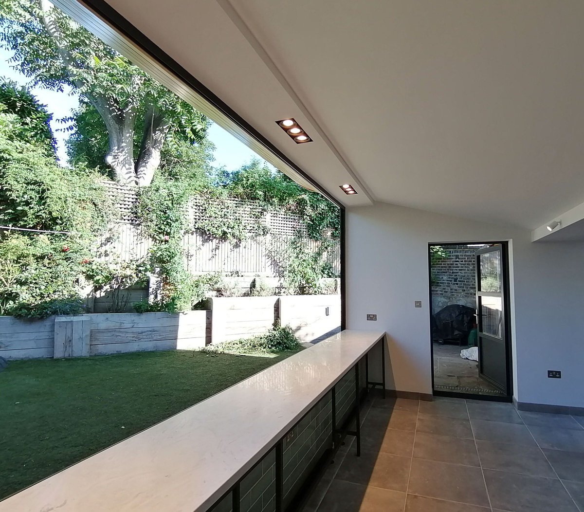 ODCTrading's tweet photo. Using bifolds as windows rather than doors frees up space for other functions, such as this lovely long breakfast bar in a kitchen extension in Clapham. A great spot for working from home π
#renovation #kitchenproject #architect #londonarchitect #bifolds #ukarchitect #wfh2020 https://t.co/PYCsi53ncc