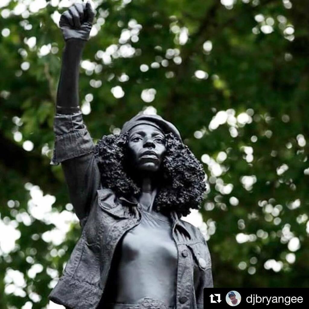 yeeoootee's tweet photo. #Repost @djbryangee with @get_repost
・・・
Love this BLM Statue  they made for Bristol ... put it back up 🖤
#blmstatue trumpart #impeachtrump #resist #resisttrump #resistance #canceltrump #dumptrump https://t.co/5EUjA5WCOp https://t.co/tubJtWrW4U