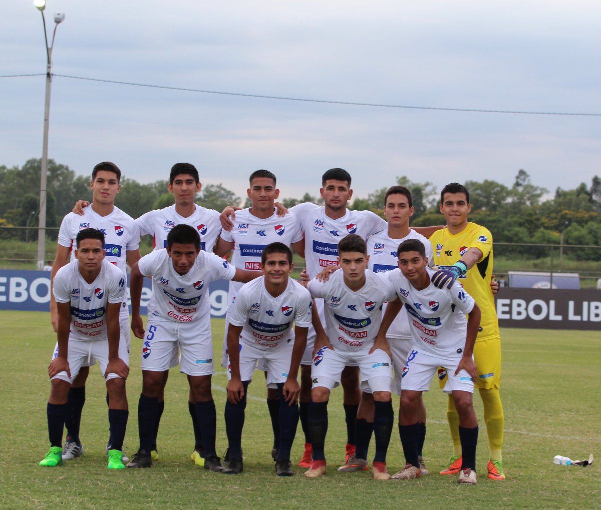 CanteradelTrico's tweet photo. #tBtTricolor🔴⚪🔵
#QuedateEnCasa
🙋🏻♂️⚽️RECORDEMOS a la #catSub18
DT. Hugo Caballero
AT. Juan Paredes
PF. Carlos Romero
PA. José Ayala
Kinesiólogo. Juan Mendieta
#LaAcademia #SeguiEntrenando💪🏻 https://t.co/CZEZv2nleF