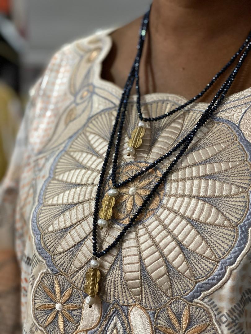 ILoveLayu's tweet photo. Conjuguez tradition et modernité avec nos sautoirs composés de perles de culture, de cristal, de zirconuim et de poids baoulé en bronze.

#ilovelayu #bijoux  #madeinwestafrica #collier #sautoir #perledeculture  #perledecristal #poidsbaoulé #zirconuim #chic #style #traditionnelle https://t.co/WDRoaDeBJN