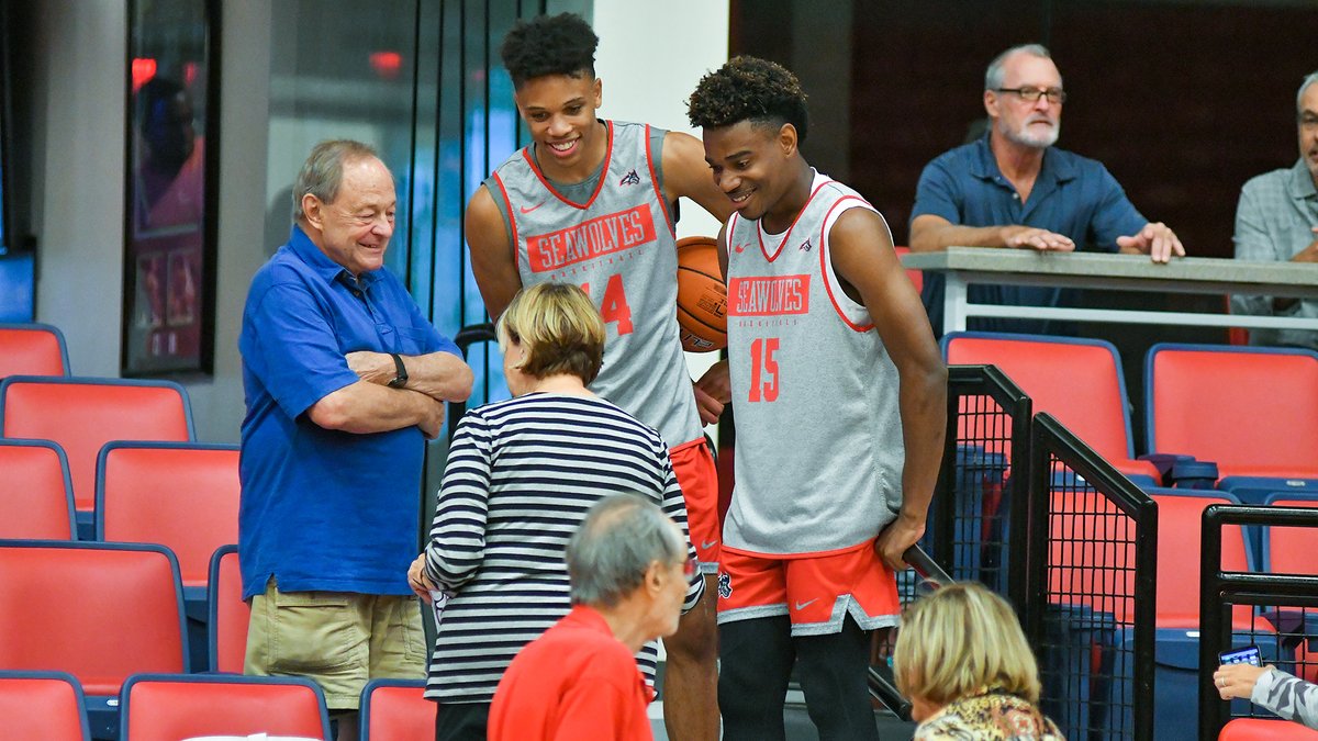 StonyBrookMBB's tweet photo. #TBT - 𝐍𝐢𝐠𝐡𝐭𝐬 𝐰𝐢𝐭𝐡 𝐭𝐡𝐞 𝐅𝐚𝐦𝐢𝐥𝐲

Can't wait to bring our entire Seawolves family back together again, as we did with our open practice last summer.

#SeawolvesUnited | #AEHoops https://t.co/SKtqDyxTSQ