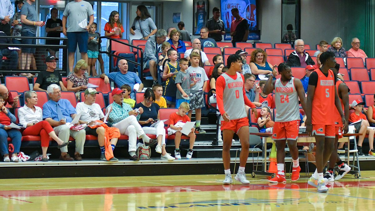 StonyBrookMBB's tweet photo. #TBT - 𝐍𝐢𝐠𝐡𝐭𝐬 𝐰𝐢𝐭𝐡 𝐭𝐡𝐞 𝐅𝐚𝐦𝐢𝐥𝐲

Can't wait to bring our entire Seawolves family back together again, as we did with our open practice last summer.

#SeawolvesUnited | #AEHoops https://t.co/SKtqDyxTSQ