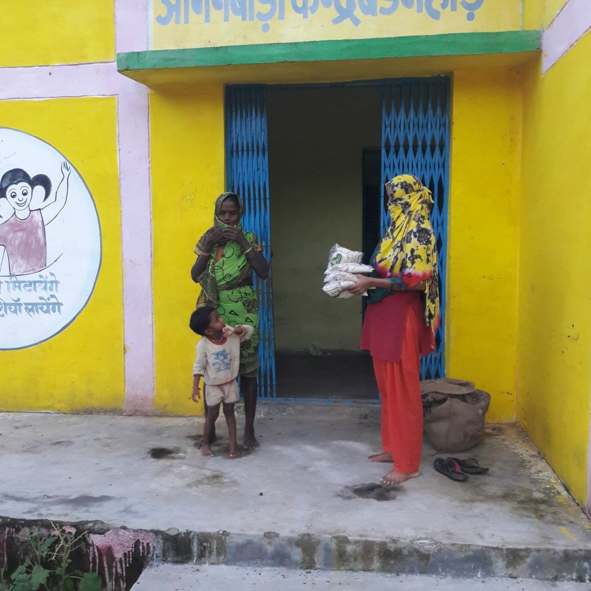 WcdNarayanpur's tweet photo. छोटेडोंगर में शिशु संरक्षण सप्ताह के साथ साथ वृक्षारोपण, RTE वितरण तथा बच्चों एवं माताओं के स्वास्थ्य परीक्षण कर उचित परामर्श देने पर मुख्य रूप से जोर दिया जा रहा है। @MinistryWCD @WCDCgGov @HealthCgGov @MoHFW_INDIA @NarayanpurDist @ChhattisgarhCMO @NITIAayog @POSHAN_Official https://t.co/K2H5Tn82Hq