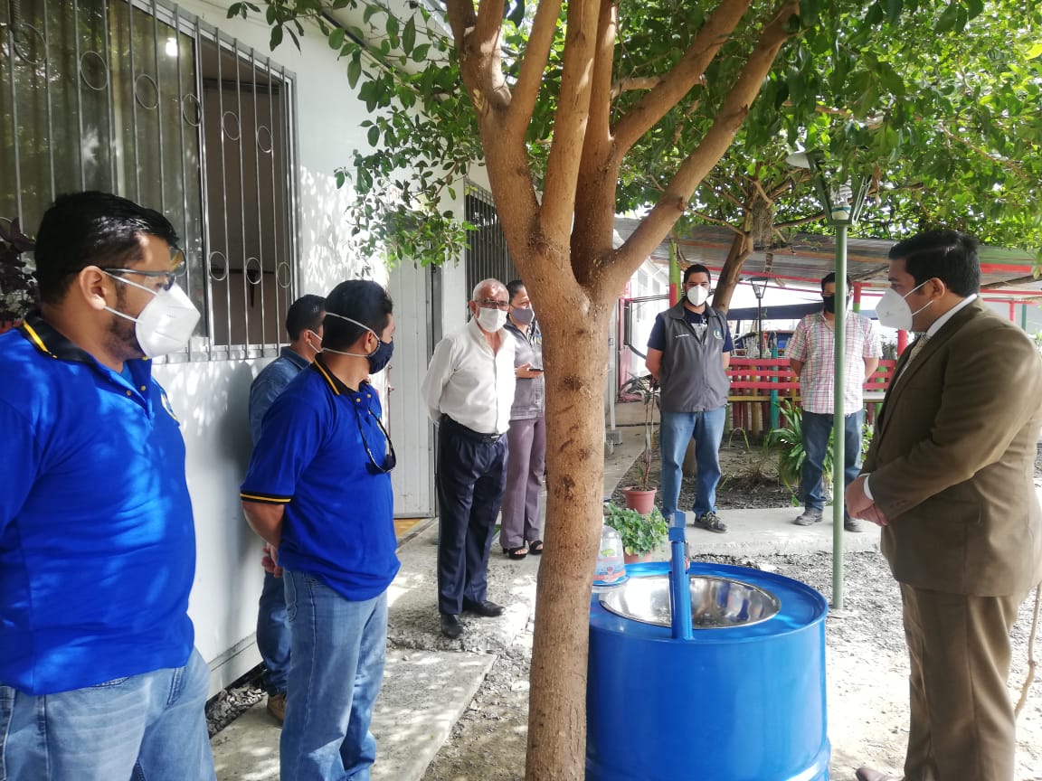 ISTPEM1's tweet photo. Estudiantes de la carrera de tecnología superior en Electromecánica entregaron equipos de bioseguridad (túnel de desinfección, bandejas de desinfección, lavamanos accionados por pedal y dispensadores de jabón líquido) como parte de actividades de vinculación. https://t.co/xBwqr2UQ3z