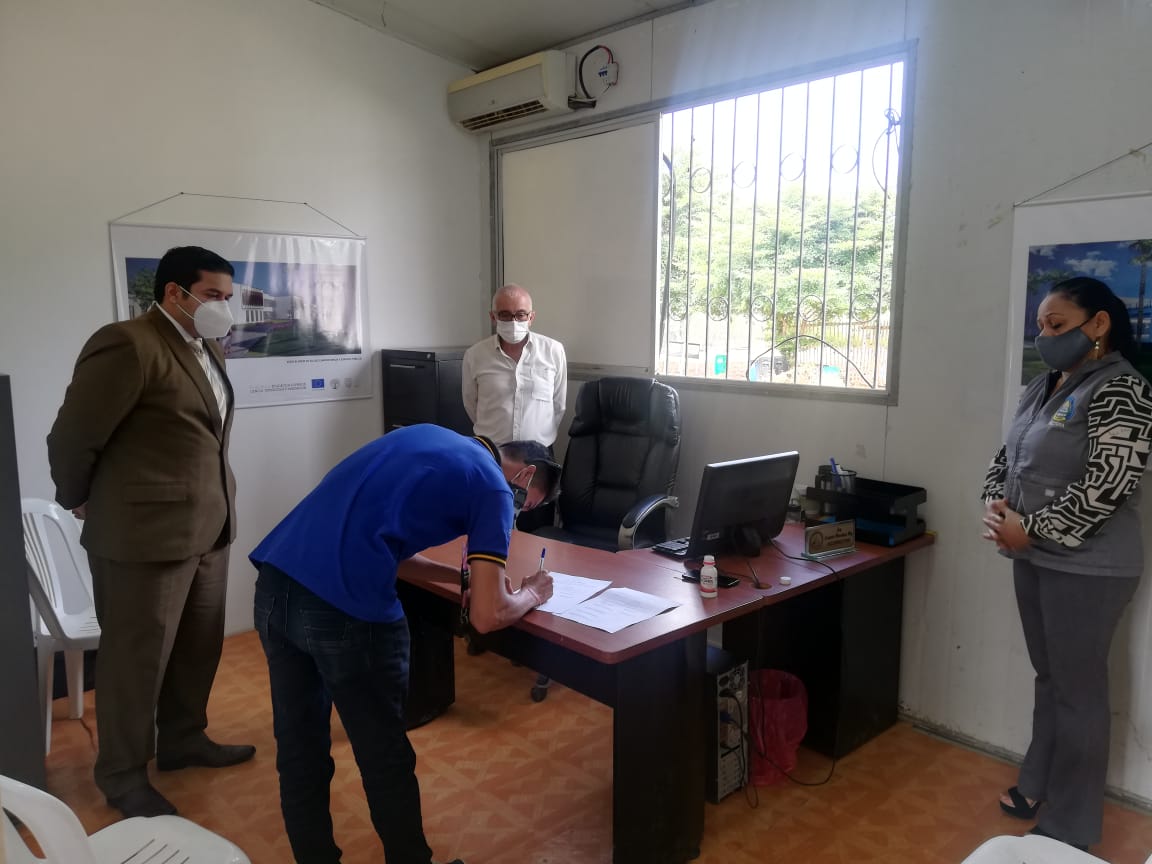 ISTPEM1's tweet photo. Estudiantes de la carrera de tecnología superior en Electromecánica entregaron equipos de bioseguridad (túnel de desinfección, bandejas de desinfección, lavamanos accionados por pedal y dispensadores de jabón líquido) como parte de actividades de vinculación. https://t.co/xBwqr2UQ3z