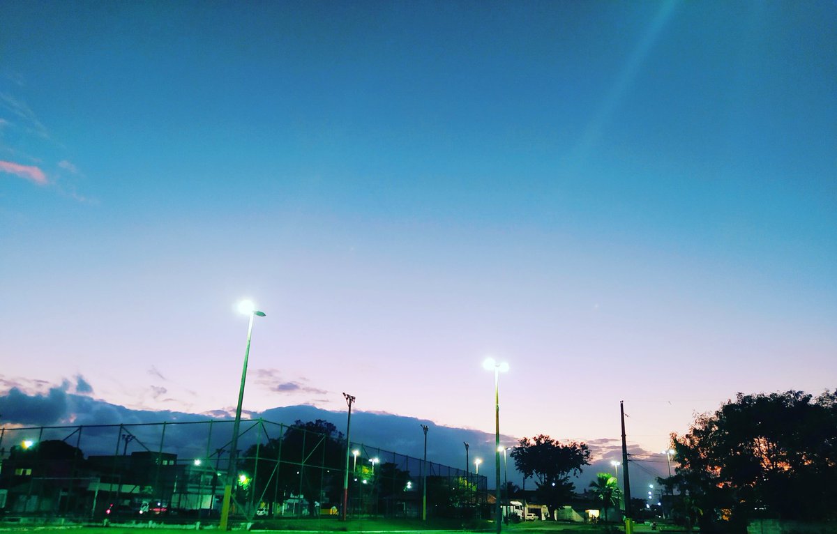 JuhFBatist's tweet photo. O Azul e Rosa de nossa bandeira... Matizes no céu de um universo caprichoso! 
#EspiritoSanto 
#capixaba
#capixabando
#FeudoES https://t.co/YJmQn4awZ7