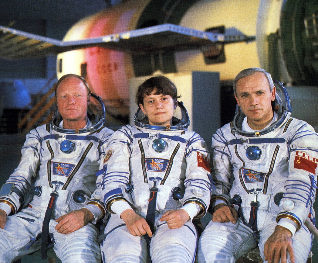 Космос фамилия актера. Дмитрий дюжев 2002. Космос фамилия актера. Савицкая экипаж джанибеков. Дмитрий дюжев космос бригада.