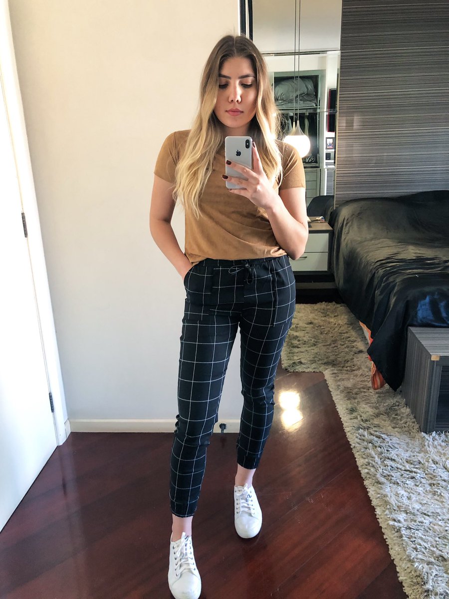 fer__bueno's tweet photo. Oi meninas,
Sigam minha lojinha de roupas no Instagram!!! 
__fbstore 🤩🤩🤩
Abaixo alguns dos lookinhos que temos disponível! 
Amanhã tem muito mais 🖤 https://t.co/crDIWf98o3
