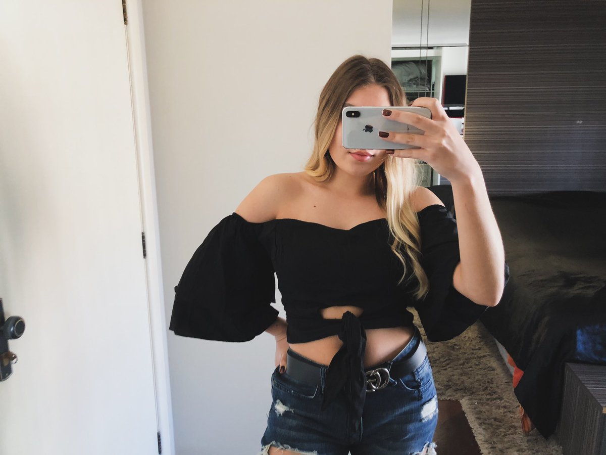 fer__bueno's tweet photo. Oi meninas,
Sigam minha lojinha de roupas no Instagram!!! 
__fbstore 🤩🤩🤩
Abaixo alguns dos lookinhos que temos disponível! 
Amanhã tem muito mais 🖤 https://t.co/crDIWf98o3