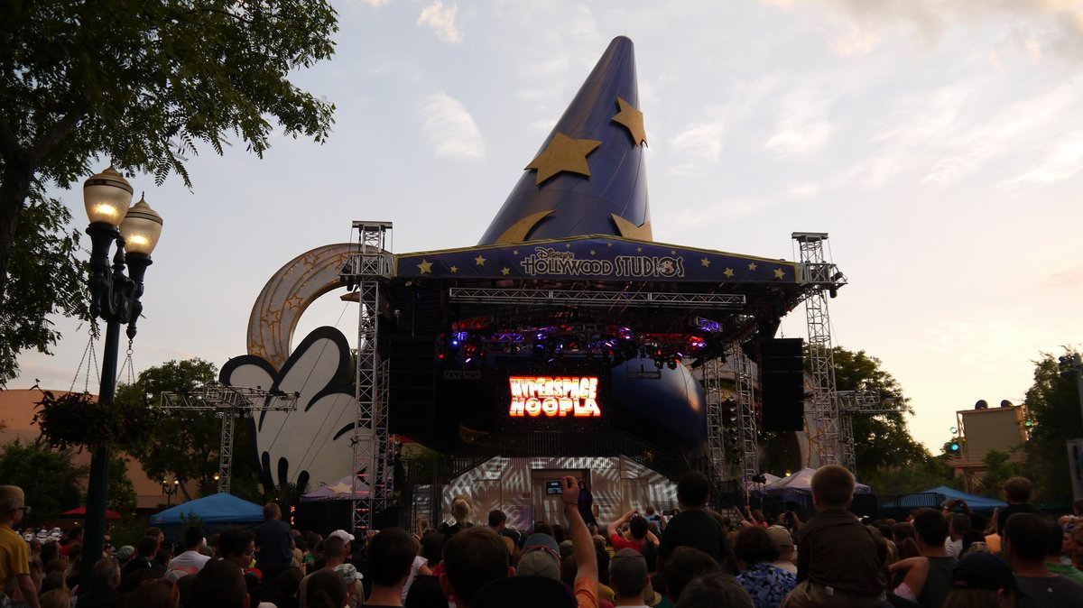 disneypicaday's tweet photo. I came across a cache of pictures yesterday of the most horribly wonderful thing about early #StarWarsWeekends. #HyperspaceHoopla. Dance of of the Star Wars Stars was dumb, silly, not canon, but it was so much fun! https://t.co/0FZVdznk46