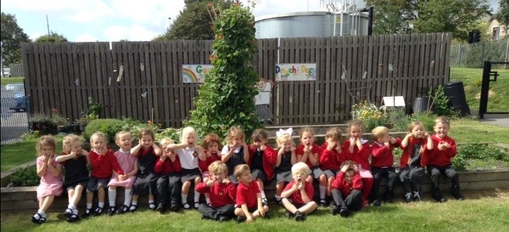 MissRSPhillips's tweet photo. Hoffwn ddiolch pob un aelod o ddosbarth Onnen am flwyddyn arbennig. Rydym ni wedi mwynhau cwmni pob un ohonoch chi ac yn edrych ymlaen i weld chi gyd yn ôl ar gyfer tymor y Gwanwyn. ❤️🌈 Mrs Pearson, Miss Cichocki a Miss Tomos. 🌸🌻 https://t.co/ZPFyQ6r28K