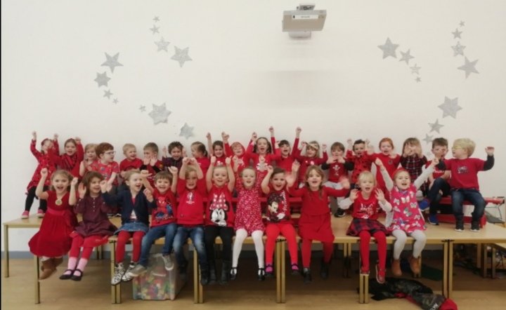 MissRSPhillips's tweet photo. Hoffwn ddiolch pob un aelod o ddosbarth Onnen am flwyddyn arbennig. Rydym ni wedi mwynhau cwmni pob un ohonoch chi ac yn edrych ymlaen i weld chi gyd yn ôl ar gyfer tymor y Gwanwyn. ❤️🌈 Mrs Pearson, Miss Cichocki a Miss Tomos. 🌸🌻 https://t.co/ZPFyQ6r28K