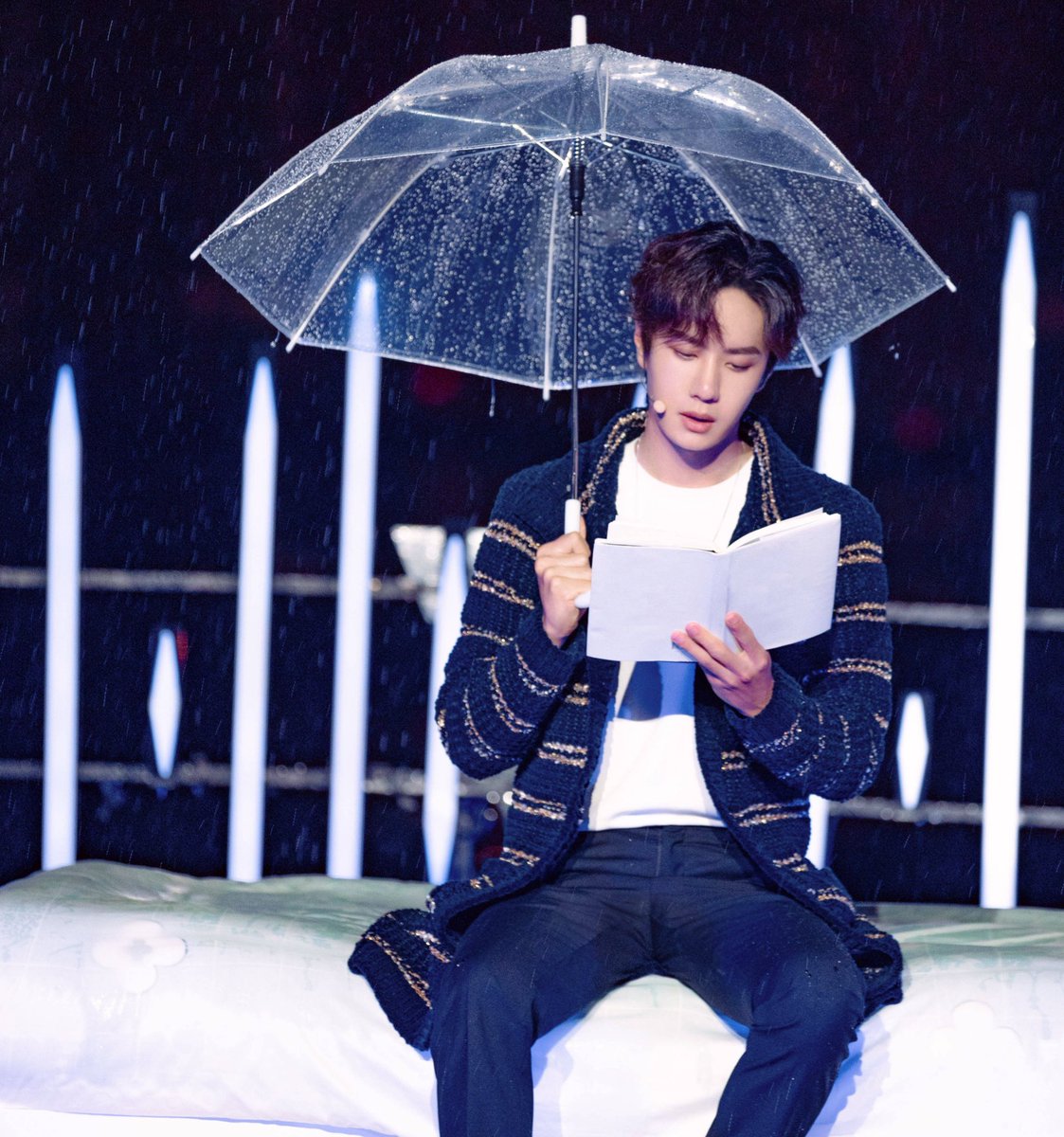 I love this picture... It’s got those “Lan Wangji” elements, but still very much Yibo 