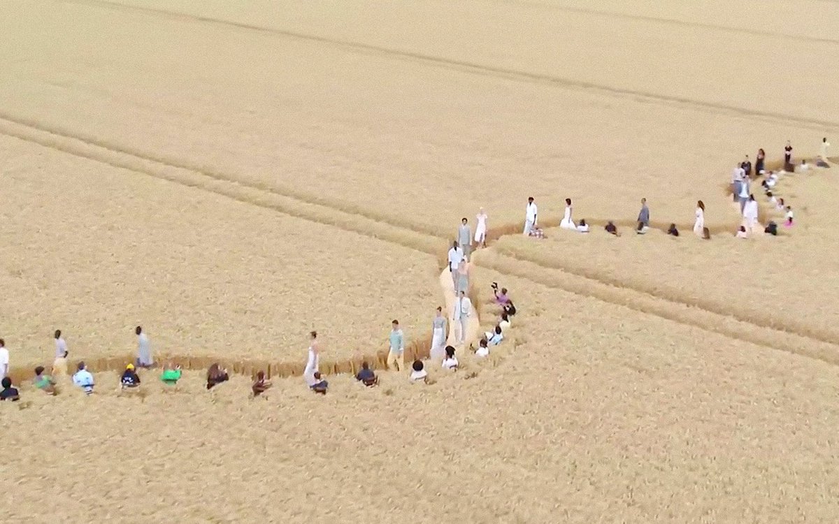xuagraam's tweet photo. les défilés jacquemus c’est vraiment quelque chose. c’est si beau, on dirait un rêve https://t.co/5mbD7jXFLk