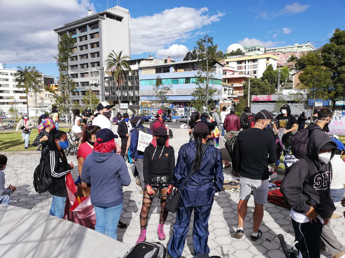 EcLaraiz's tweet photo. A esta hora en El Arbolito, se realiza la concentración de Trabajadores y Estudiantes, convocada por varios colectivos para protestar en contra de los despidos masivos y el cierre de empresas públicas.

Se anuncia que en unos minutos se movilizarán hacia el centro histórico. https://t.co/TnnV2cOuP2