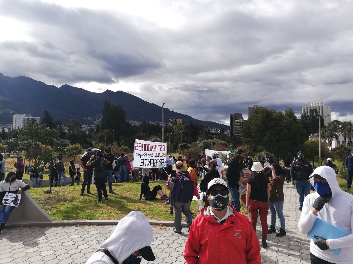 EcLaraiz's tweet photo. A esta hora en El Arbolito, se realiza la concentración de Trabajadores y Estudiantes, convocada por varios colectivos para protestar en contra de los despidos masivos y el cierre de empresas públicas.

Se anuncia que en unos minutos se movilizarán hacia el centro histórico. https://t.co/TnnV2cOuP2