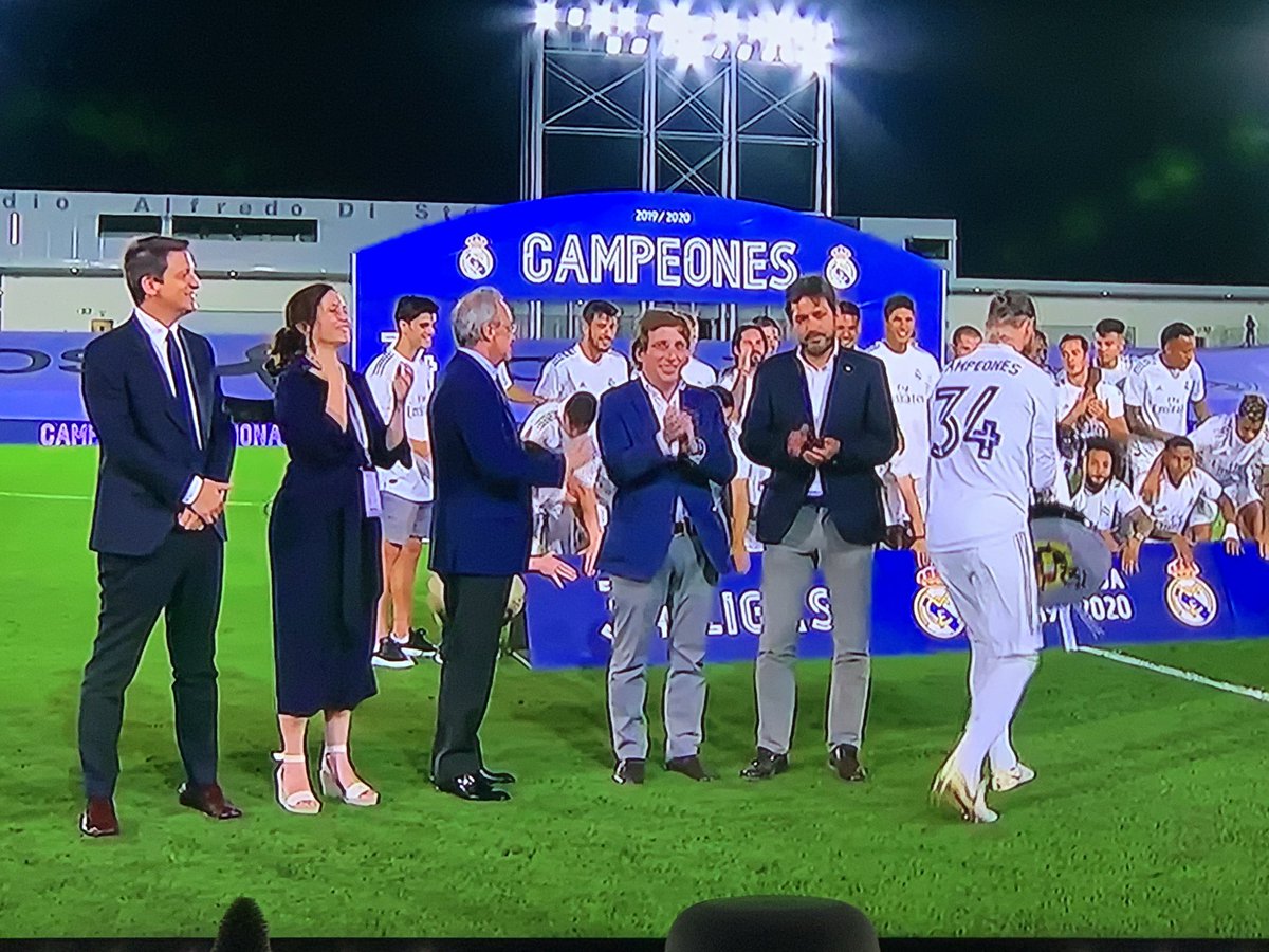 annaie87's tweet photo. ¿Y las mascarillas? ¿Y el no dar la mano? ¿Y la distancia de seguridad? ¿Y si empezais a dar ejemplo? 🤦🏻‍♀️ @realmadrid @MADRID #Covid_19 https://t.co/YfiTcf36yi