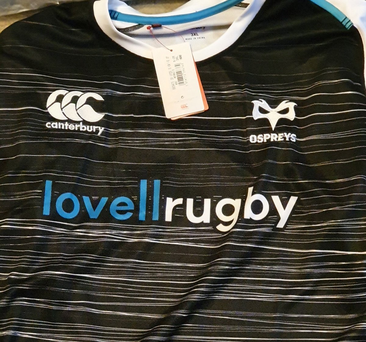 r_thomas6's tweet photo. We would like to say a massive thank you to everyone at @ospreys and @CommunityOsprey for the gift of the jerseys from all at @KenfigHillRFC 👍👍👍🏉🏉🏉🏉 https://t.co/sLlLTphsFt