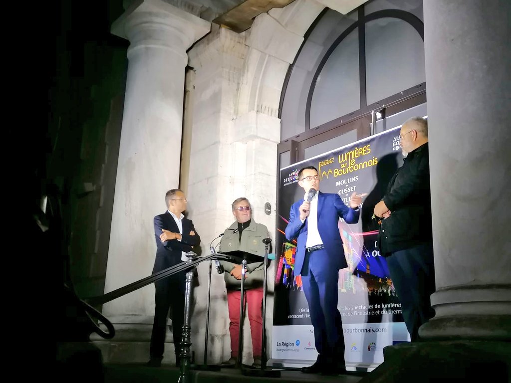 claude_riboulet's tweet photo. C'est parti pour la projection du spectacle de "Lumières sur le Bourbonnais", sur la façade de la Mairie, racontant l'histoire de Commentry, jusqu'à fin octobre dès la tombée de la nuit. @Allierdpt @auvergnerhalpes @lighteventcons1 https://t.co/qFhllY3HEj